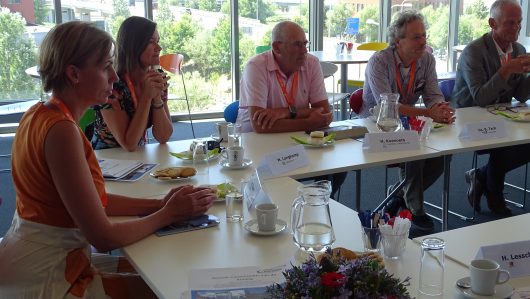 Muriëlle (links) in actie voor Nieuwerbrug