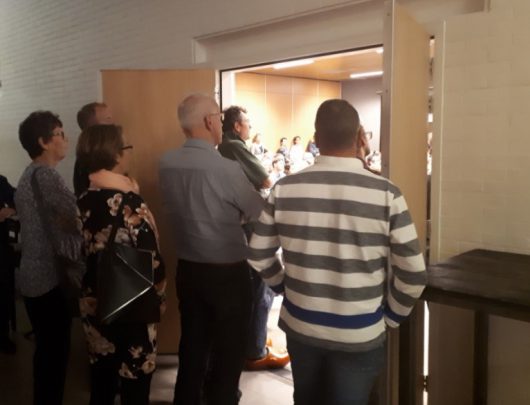 Het was druk: staanplaatsen in en zelfs buiten de zaal