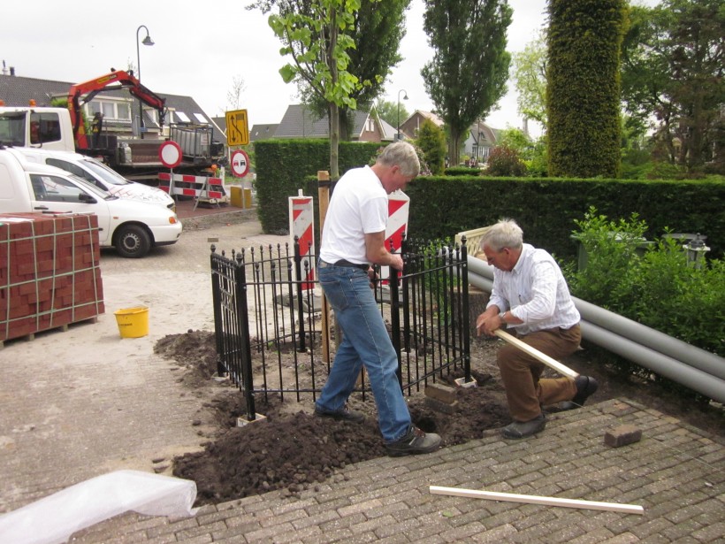 Plaatsen hekwerk om Lindeboom (2)